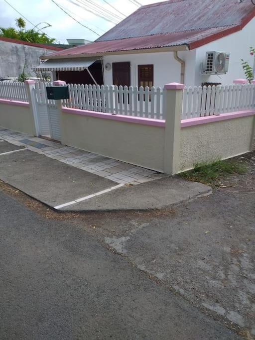 Maison Creole Chaleureuse Avec Stationnement Le Gosier  Exterior foto